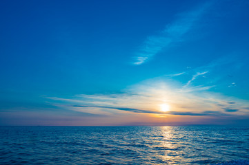 初夏の玄界灘の朝日