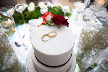 Obraz na płótnie Canvas wedding cake on the bride's desk