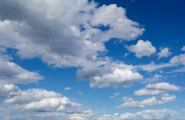 Blauer Himmel mit weissen Wolken
