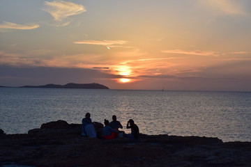 Fototapeta na wymiar puesta de sol en san antonio, ibiza. Café del mar