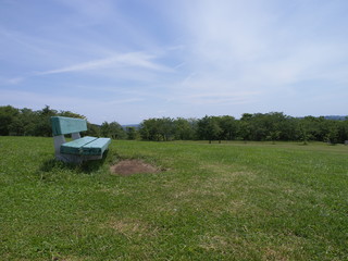 初夏の高原にある青いベンチ 6月