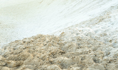 the white sand on the beach 