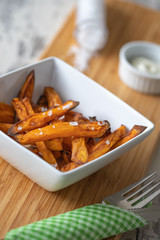 Süßkartoffelpommes mit Dip