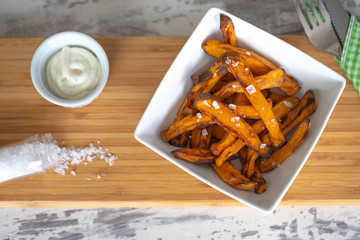 Süßkartoffelpommes mit Dip