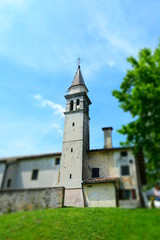 Fototapeta na wymiar Chiesa con campanile e con cielo azzurro