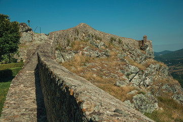 Small watchtower and stone wall over cliff in Marvao © Celli07