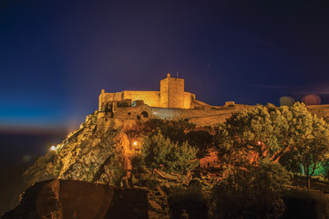 Obraz premium Walls and tower of Castle over rocky cliff at dusk in Marvao