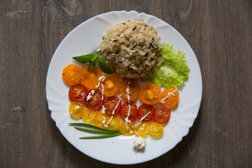 Mixture of brown and wild rice with tomatoes