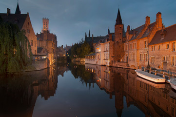Obraz premium Europa, Belgia, Brugia, Wieża dzwonnicy odbita w półmroku kanału