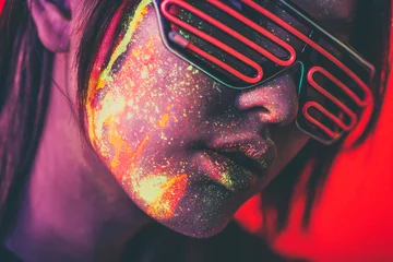 Selbstklebende Fototapete Frauen Schöne junge Frau tanzt und macht Party mit fluoreszierender Malerei auf ihrem Gesicht. Neon-Gesichtsporträts