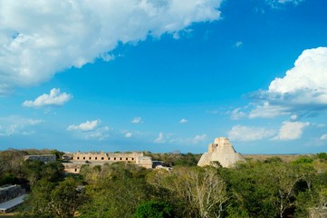 Vista de Uxmal desde el palacio del gobernador. Paisaje de la ciudad maya antigua de Uxmal que...
