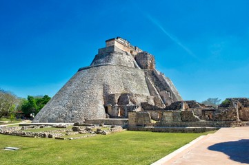 Vista lateral de la casa del Adivino. Sitio arqueológico de Uxmal, ubicado en Yucatán. Preciosa...