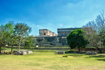 Fototapeta na wymiar Uxmal, una antigua ciudad maya, considerada uno de los sitios arqueológicos más importantes de la cultura maya. El palacio del gobernador en el fondo. Importante zona turística de Yucatan