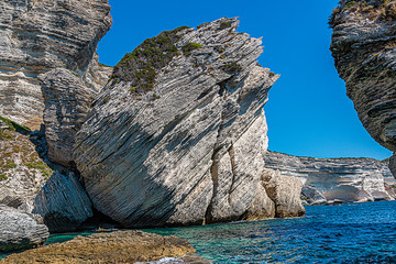 Großaufnahme der Kalkfelsen vor Bonifacio auf Korsika