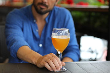 Przystojny mezczyzna z piwem