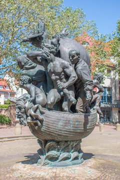 Narrenschiff fountain (Narrenschiffbrunnen) Statue in Hameln Lower Saxony (Niedersachsen)