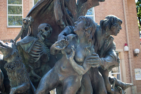 Narrenschiff fountain (Narrenschiffbrunnen) Statue in Hameln Lower Saxony (Niedersachsen)