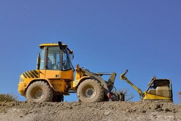 Baumaschinen abgestellt auf einer Straßenbaustelle