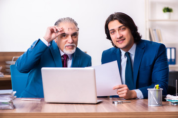 Obraz premium Young and old employees working together in the office 