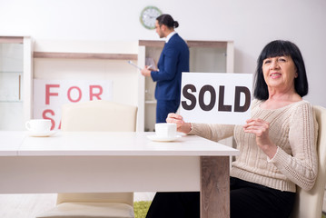 Male real estate agent and female client in the apartment 