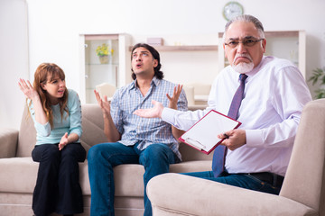 Obraz premium Young pair visiting experienced doctor psychologist