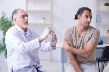 Obraz premium Male patient visitng doctor for shot inoculation 