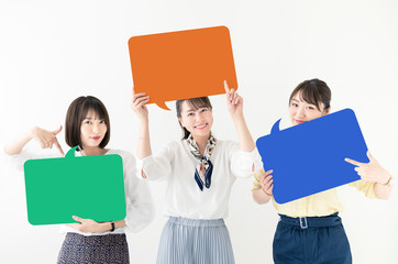吹き出し型ボードを見せる女性