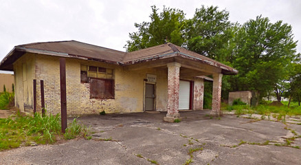 Fototapeta na wymiar Abandoned gas station on Route 66. Picture taken in Tulsa Oklahoma the Oakhurst section.