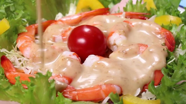 エビサラダにドレッシングをかける