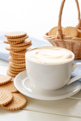 テーブルの上のカフェラテ