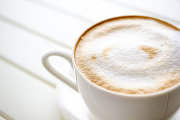 テーブルの上のカフェラテ