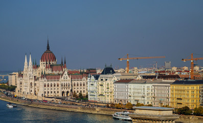 Obraz premium Budapeszt Węgry panoramiczny widok z góry na zabytki w budynku Parlamentu latem