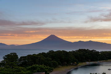 Fototapeta na wymiar 朝焼け富士山