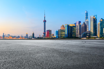 Obraz premium Asphalt race track and modern skyline and buildings in Shanghai at sunset