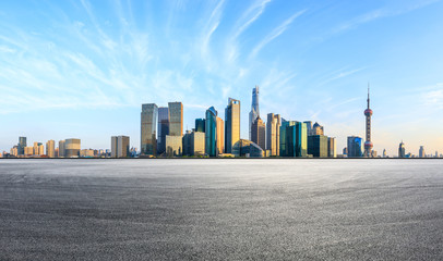 Obraz premium Pusty tor wyścigowy, nowoczesna panorama i budynki w Szanghaju w Chinach