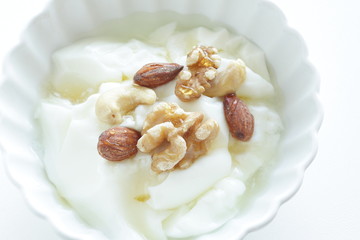Mixed nut and honey yogurt