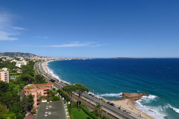 Fototapeta premium Baie de Cannes; mer bleu et raochers.