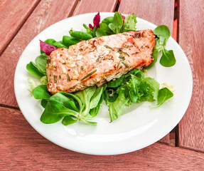 Grilled salmon fillet with fresh green salad