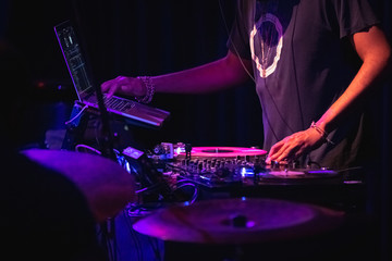 DJ