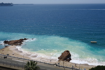 Rochers ocres dans l'eau de la mer avec vagues.