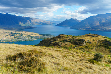 hiking the queenstown hill walkway, lake waktipu, new zealand 27