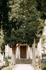 Die Kapelle und das Grab eines alten verlassenen Friedhofs. Alten Steinfriedhof in Montenegro, Kotor.