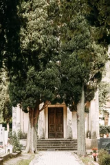 Afwasbaar Fotobehang Olijfgroen De kapel en het graf van een oude verlaten begraafplaats. Oude stenen begraafplaats in Montenegro, Kotor.