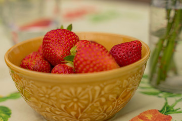 Erdbeeren auf dem Gartentisch
