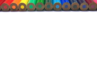 並んだ色鉛筆