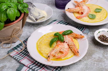 Large untreated shrimp with polenta