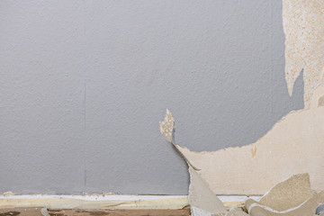 Removing old wallpaper from the wall