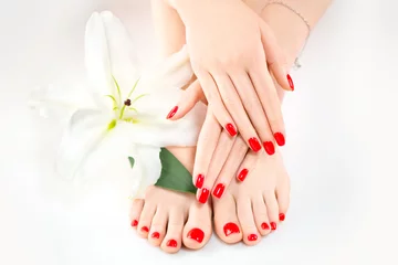 Foto op Plexiglas Pedicure Manicure en pedicure in kuuroordsalon. Huidverzorgingsconcept. Gezonde vrouwelijke handen en benen met mooie nagels