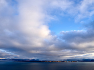 Landzunge im Meer mit Wolken