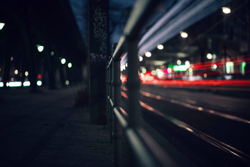 Schneller Verkehr bei Nacht auf Straße in Stadt Langzeitbelichtung